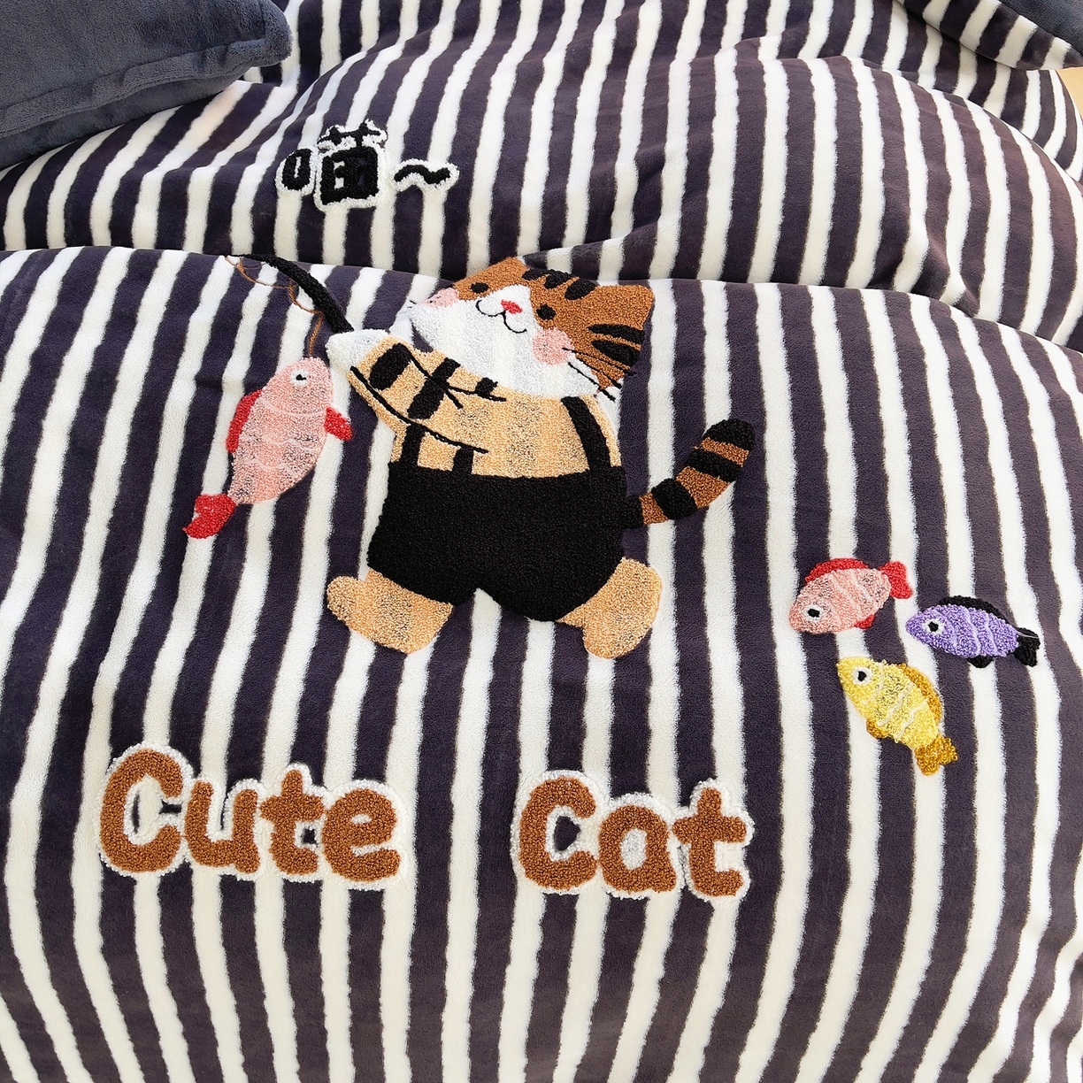 91家纺网 家纺一手货源 找家纺 炫拼家纺 2025新款高克重牛奶绒毛巾绣卡通四件套-可孚系列 可孚-钓鱼的猫