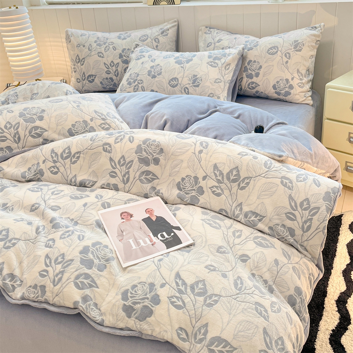 91家纺网 家纺一手货源 找家纺 优迈 2025新款牛奶绒雕花四件套 蓝玫漫语