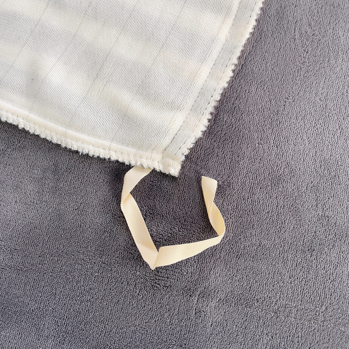 91家纺网 家纺一手货源 找家纺 炫拼家纺 2025新款高克重牛奶绒毛巾绣卡通四件套-可孚系列 可孚-钓鱼的猫