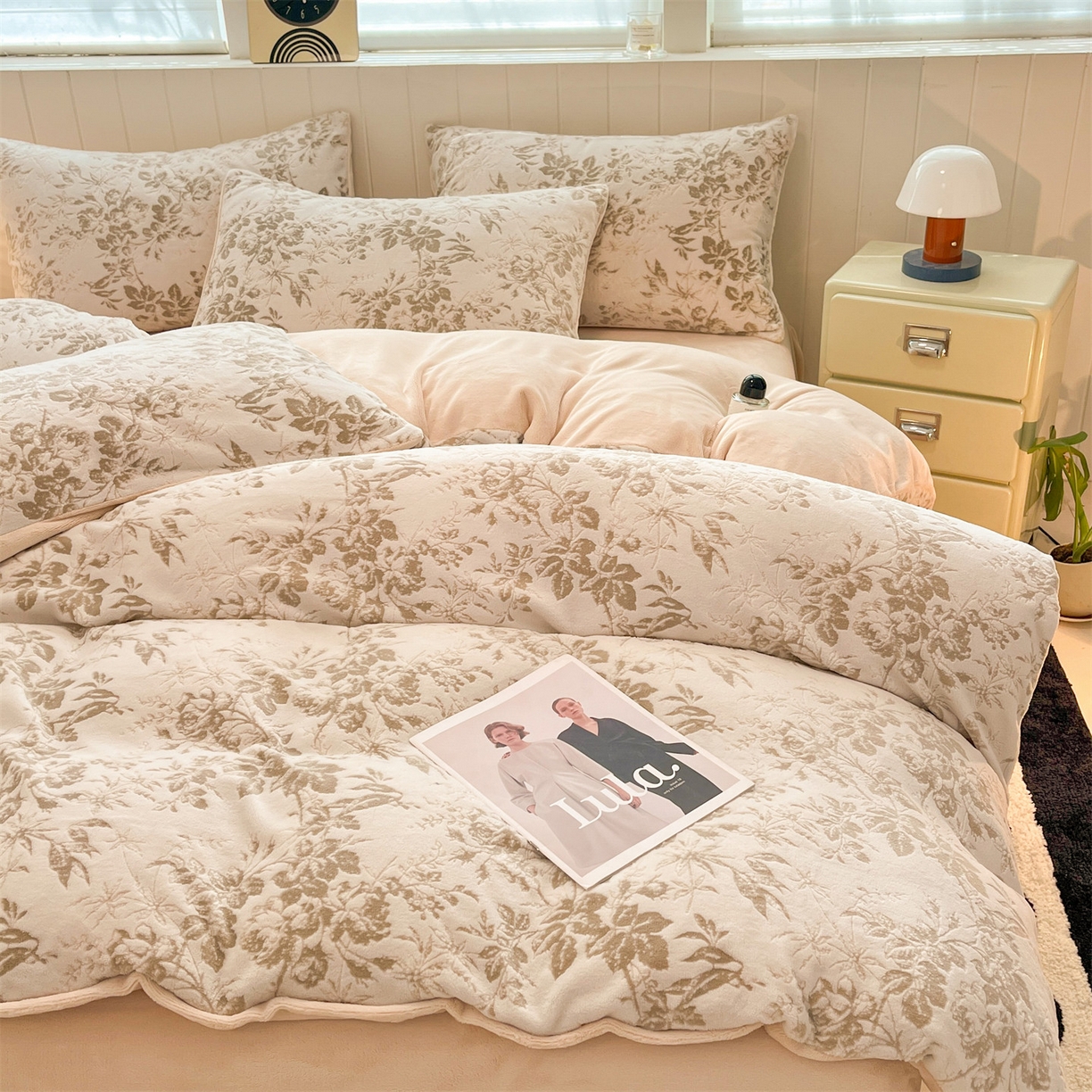 91家纺网 家纺一手货源 找家纺 优迈 2025新款牛奶绒雕花四件套 浅棕花叙