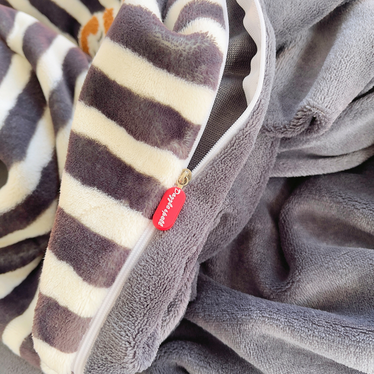 91家纺网 家纺一手货源 找家纺 炫拼家纺 2025新款高克重牛奶绒毛巾绣卡通四件套-可孚系列 可孚-钓鱼的猫