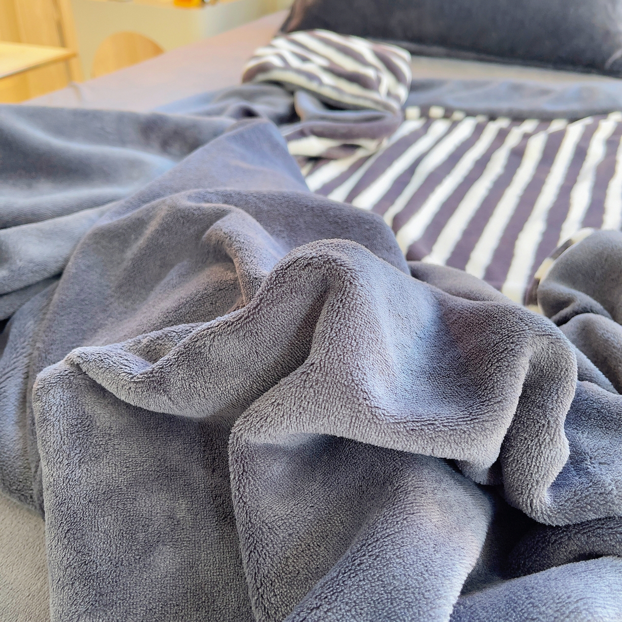 91家纺网 家纺一手货源 找家纺 炫拼家纺 2025新款高克重牛奶绒毛巾绣卡通四件套-可孚系列 可孚-钓鱼的猫