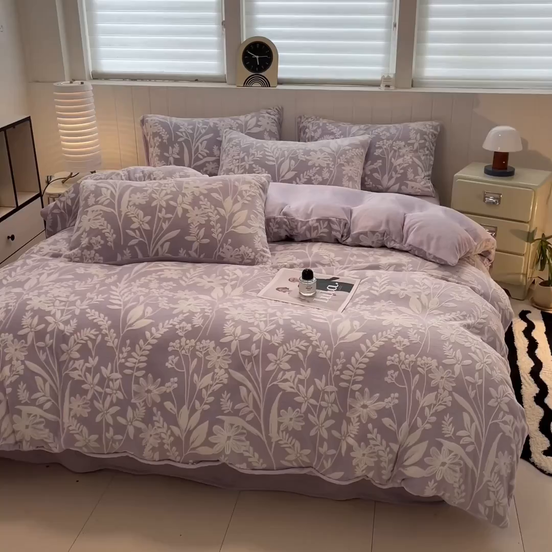 91家纺网 家纺一手货源 找家纺 优迈 2025新款牛奶绒雕花四件套 紫蔓花影