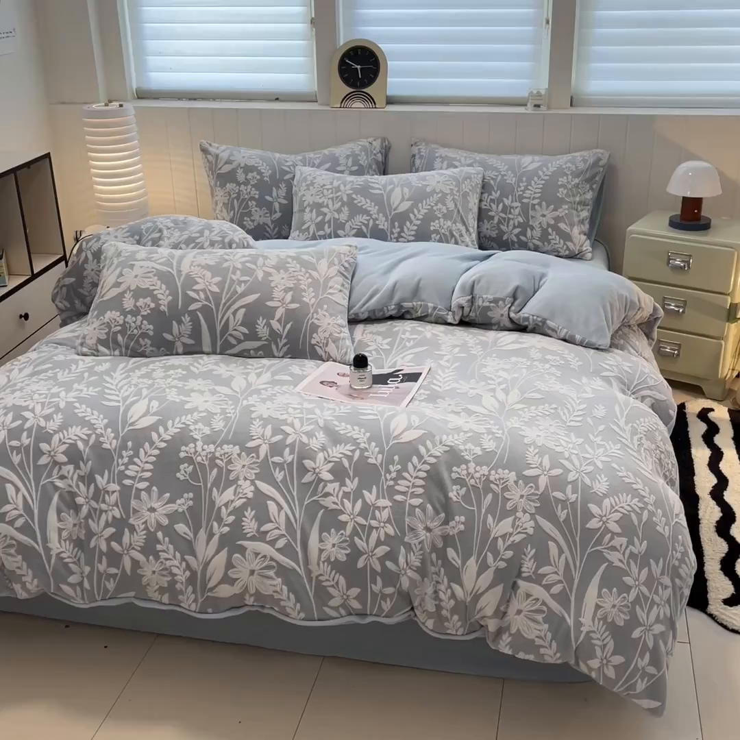 91家纺网 家纺一手货源 找家纺 优迈 2025新款牛奶绒雕花四件套 浅蓝花汀