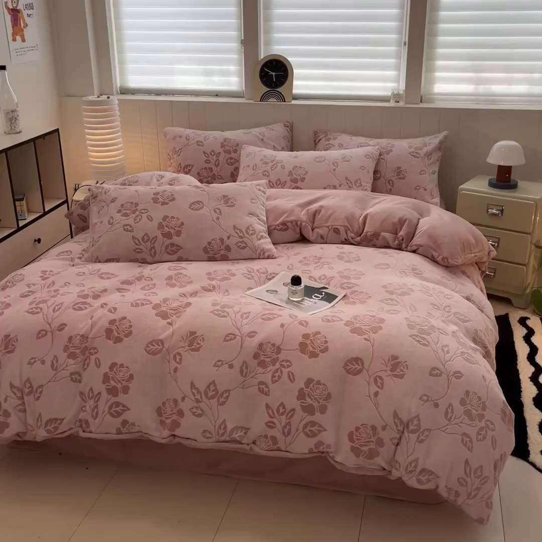 91家纺网 家纺一手货源 找家纺 优迈 2025新款牛奶绒雕花四件套 粉漾玫瑰