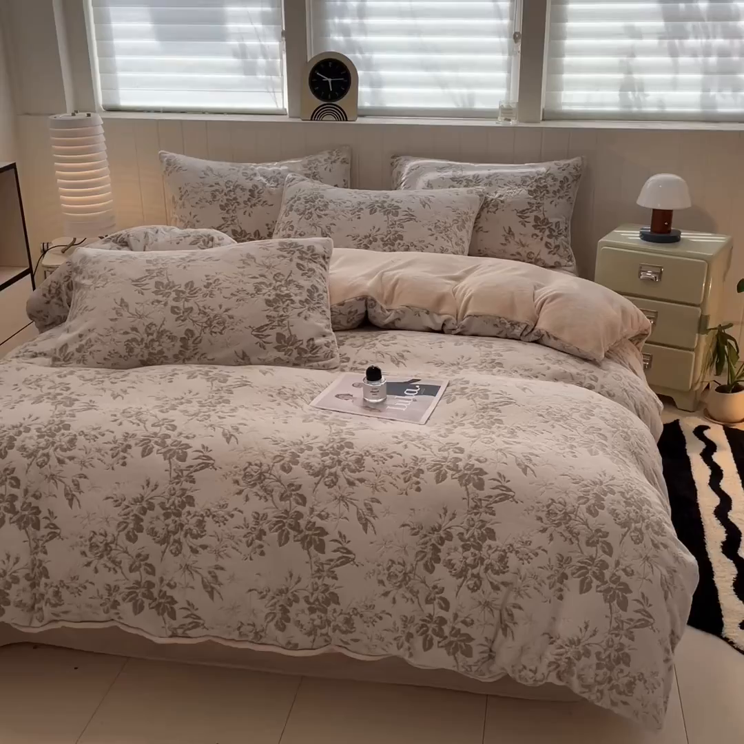 91家纺网 家纺一手货源 找家纺 优迈 2025新款牛奶绒雕花四件套 浅棕花叙