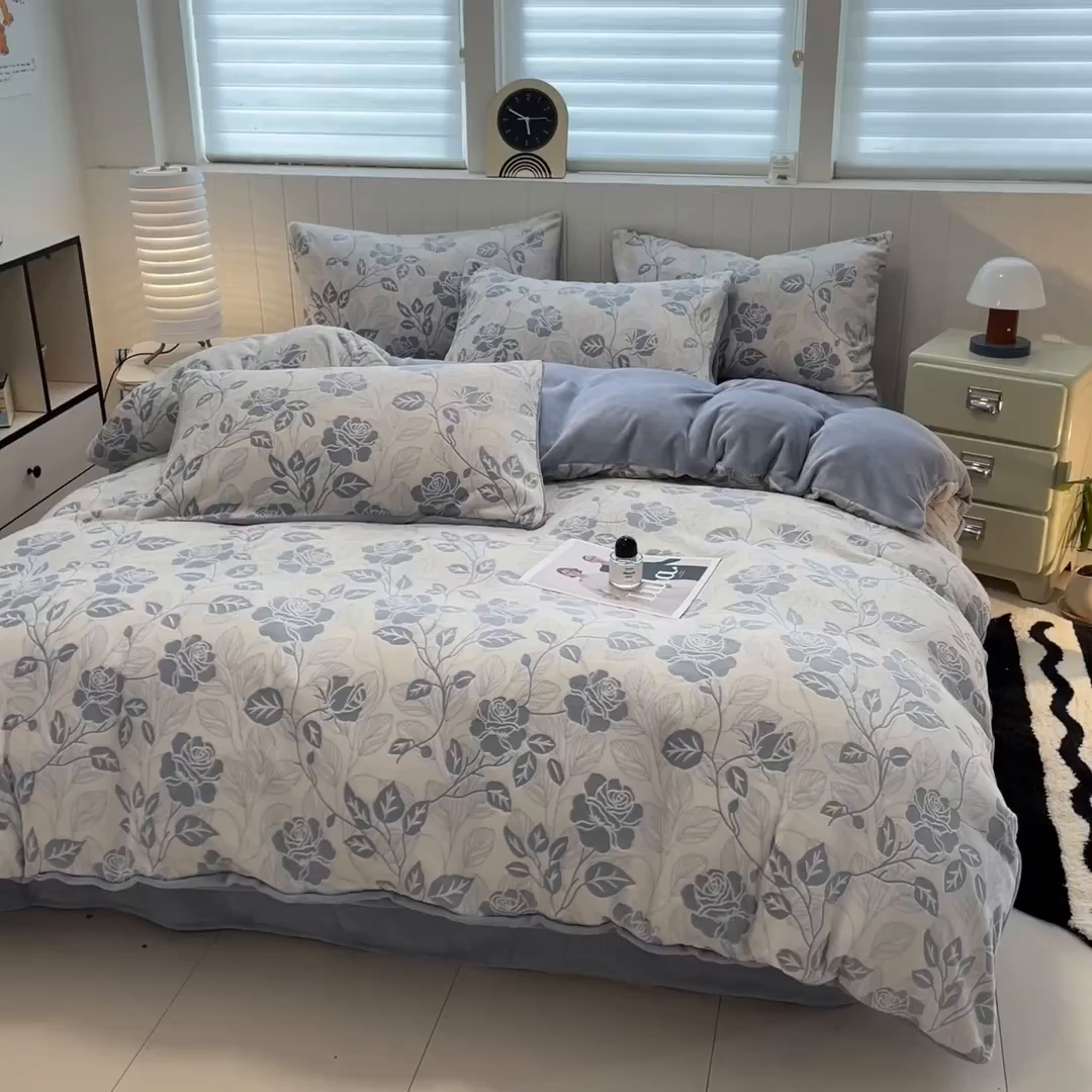 91家纺网 家纺一手货源 找家纺 优迈 2025新款牛奶绒雕花四件套 蓝玫漫语