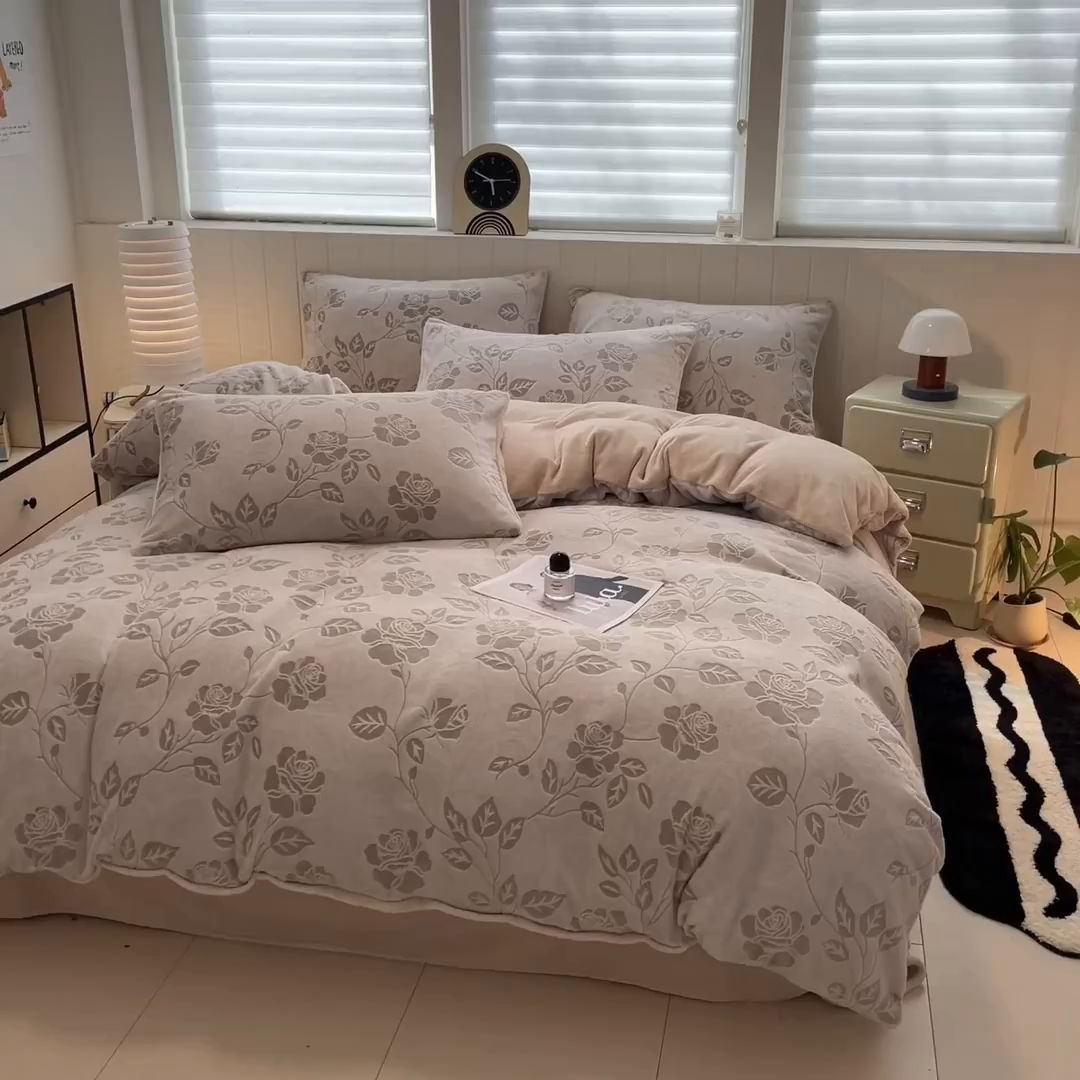 91家纺网 家纺一手货源 找家纺 优迈 2025新款牛奶绒雕花四件套 浅棕花漾