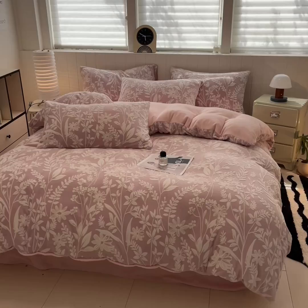 91家纺网 家纺一手货源 找家纺 优迈 2025新款牛奶绒雕花四件套 粉花蔓语