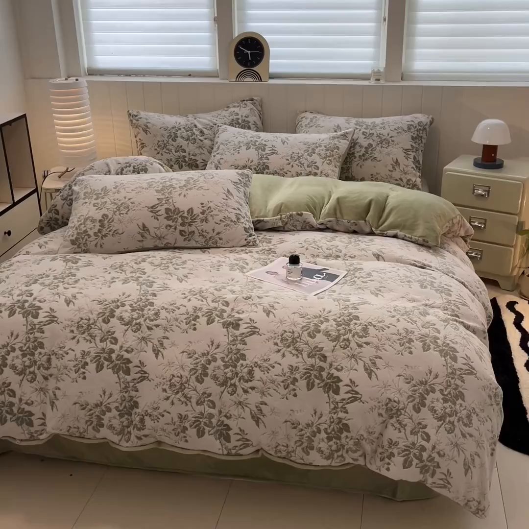91家纺网 家纺一手货源 找家纺 优迈 2025新款牛奶绒雕花四件套 青芜花意