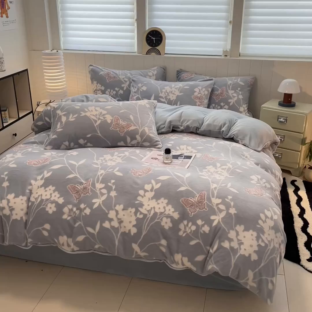 91家纺网 家纺一手货源 找家纺 优迈 2025新款牛奶绒雕花四件套 蝶语蓝韵