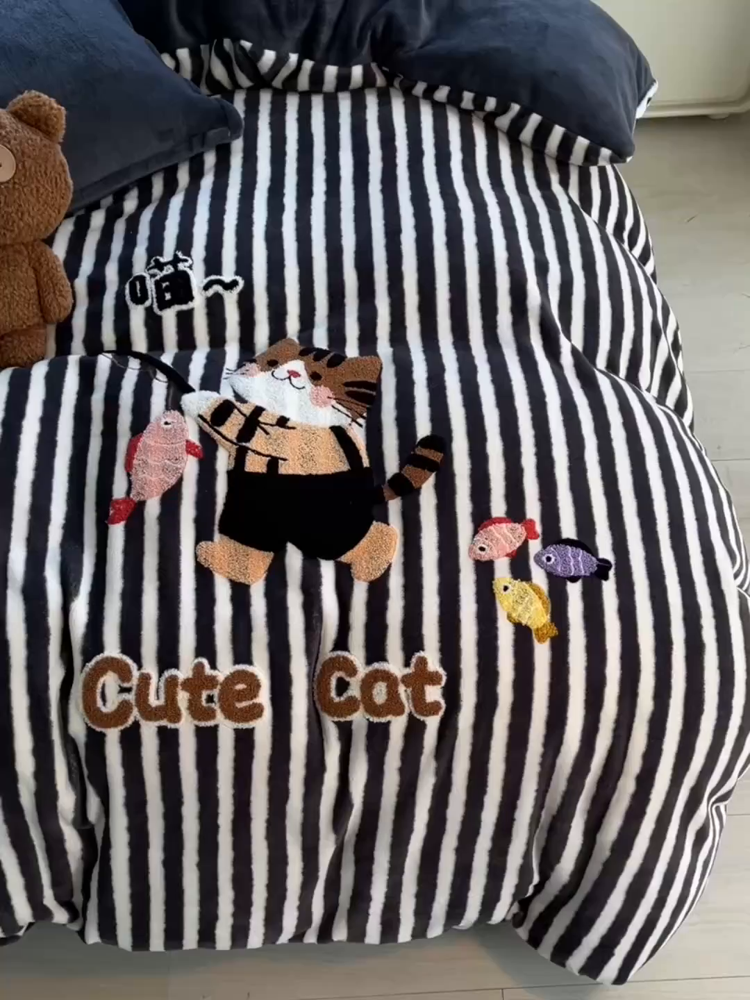 91家纺网 家纺一手货源 找家纺 炫拼家纺 2025新款高克重牛奶绒毛巾绣卡通四件套-可孚系列 可孚-钓鱼的猫