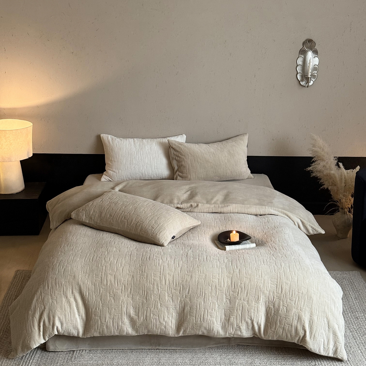 91家纺网 家纺一手货源 找家纺 鹿班家居 2025新款冬季高克重牛奶绒立体雕花系列四件套-罗马假日（标准会员-10元） 罗马假日-米咖