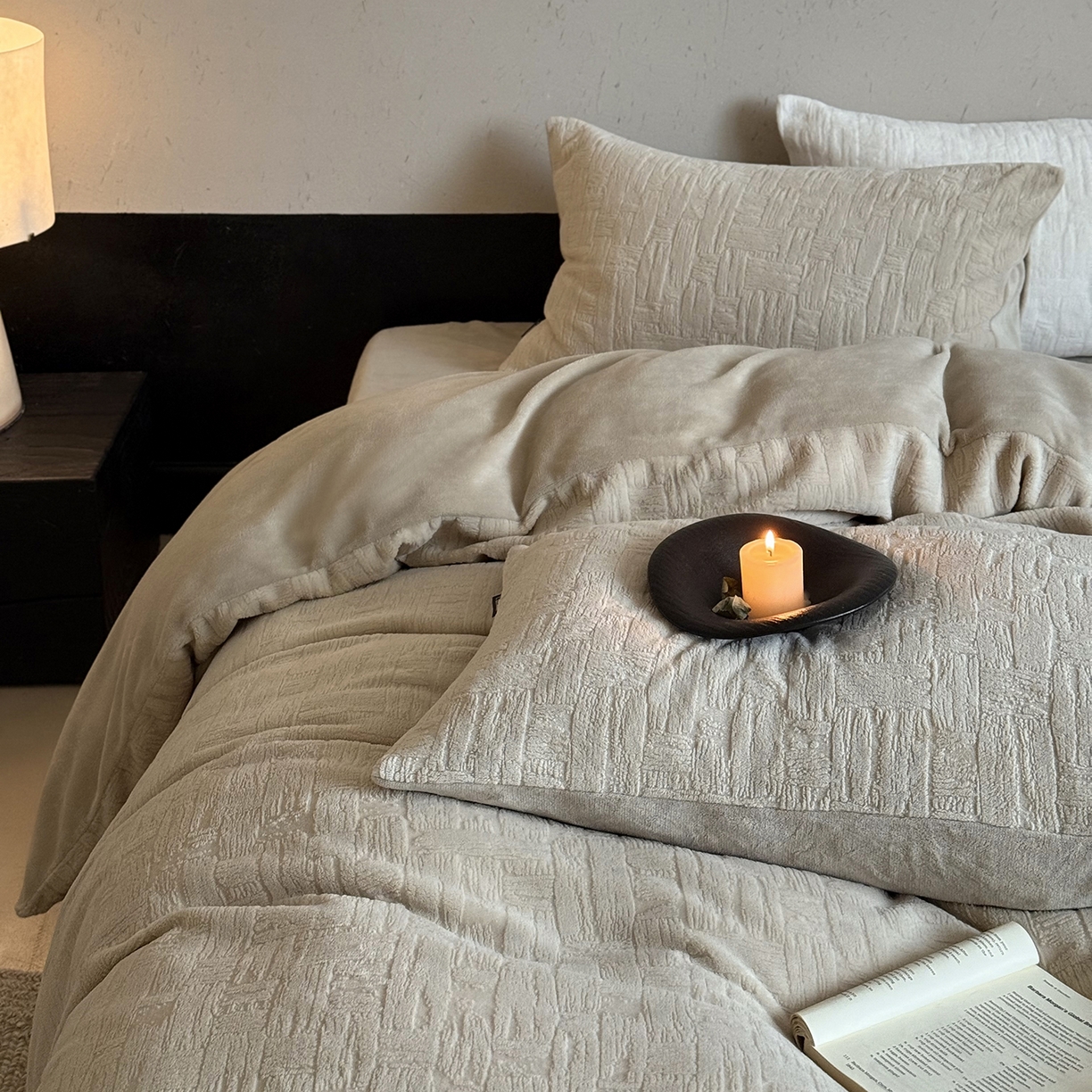 91家纺网 家纺一手货源 找家纺 鹿班家居 2025新款冬季高克重牛奶绒立体雕花系列四件套-罗马假日（标准会员-10元） 罗马假日-米咖