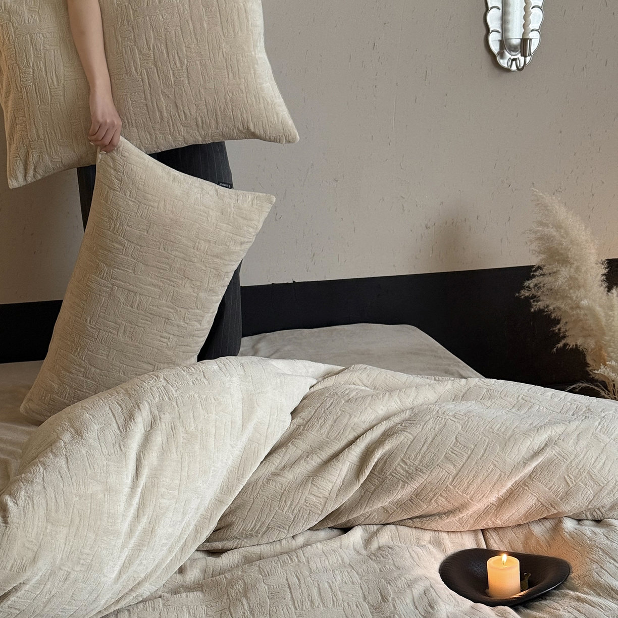 91家纺网 家纺一手货源 找家纺 鹿班家居 2025新款冬季高克重牛奶绒立体雕花系列四件套-罗马假日（标准会员-10元） 罗马假日-米咖