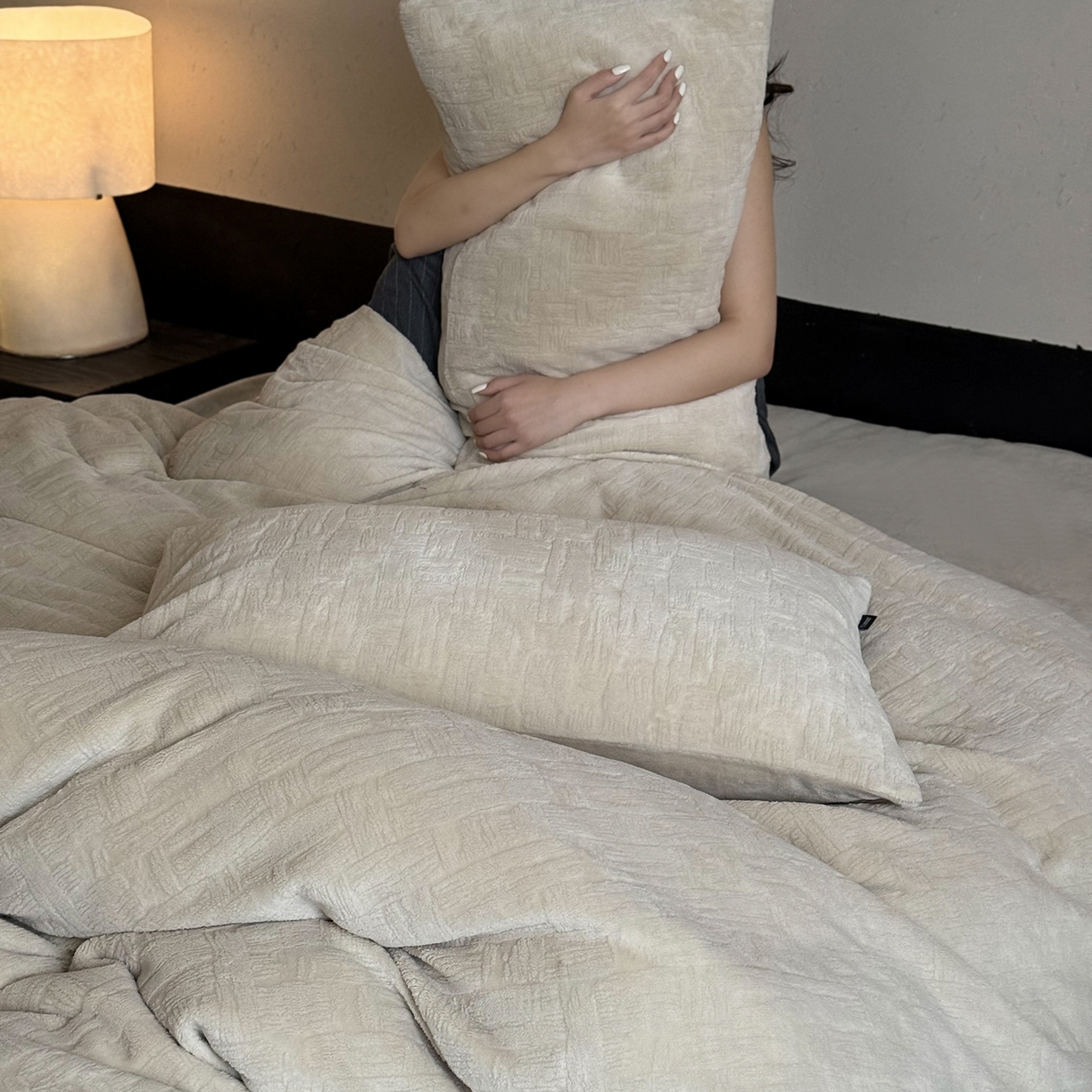 91家纺网 家纺一手货源 找家纺 鹿班家居 2025新款冬季高克重牛奶绒立体雕花系列四件套-罗马假日（标准会员-10元） 罗马假日-米咖