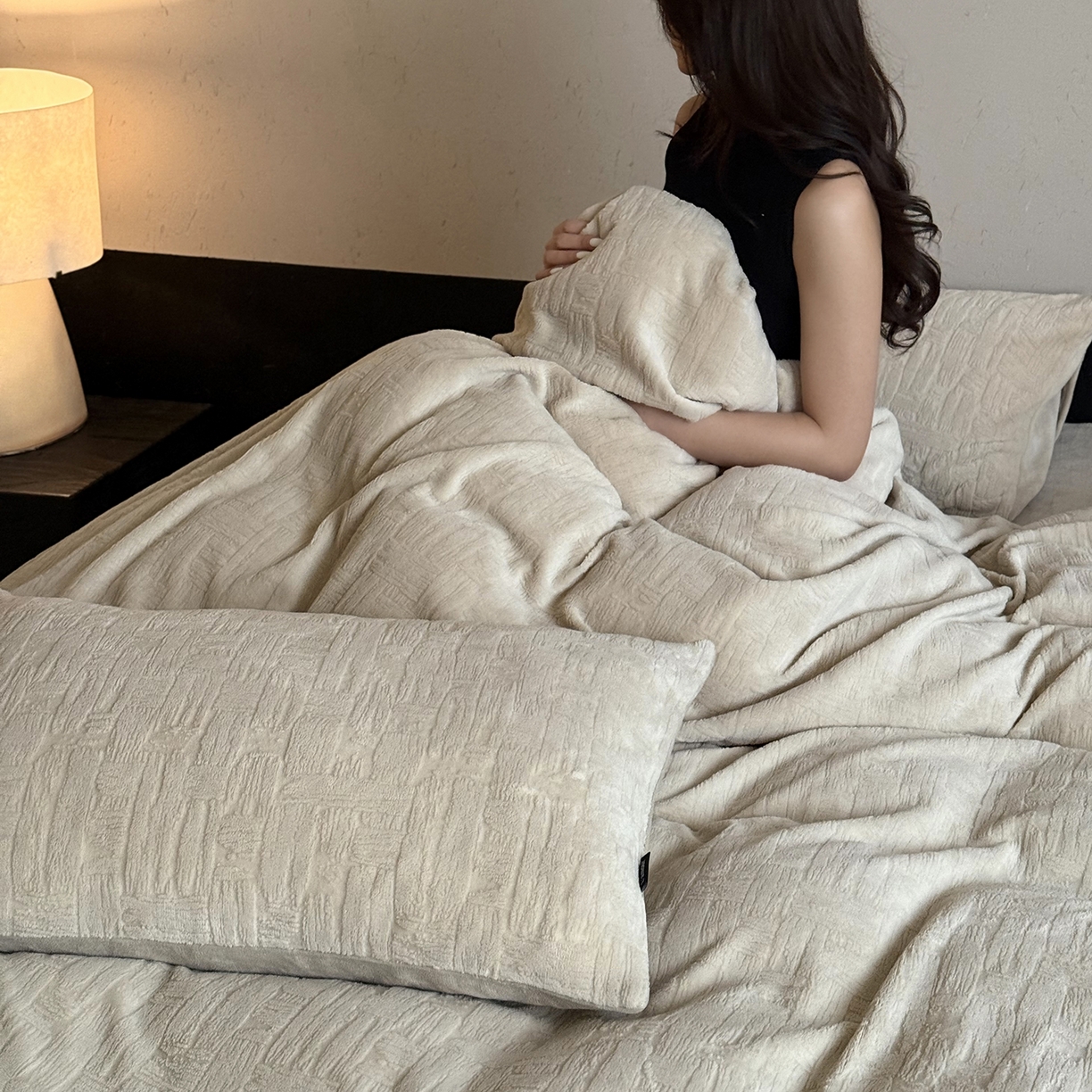 91家纺网 家纺一手货源 找家纺 鹿班家居 2025新款冬季高克重牛奶绒立体雕花系列四件套-罗马假日（标准会员-10元） 罗马假日-米咖