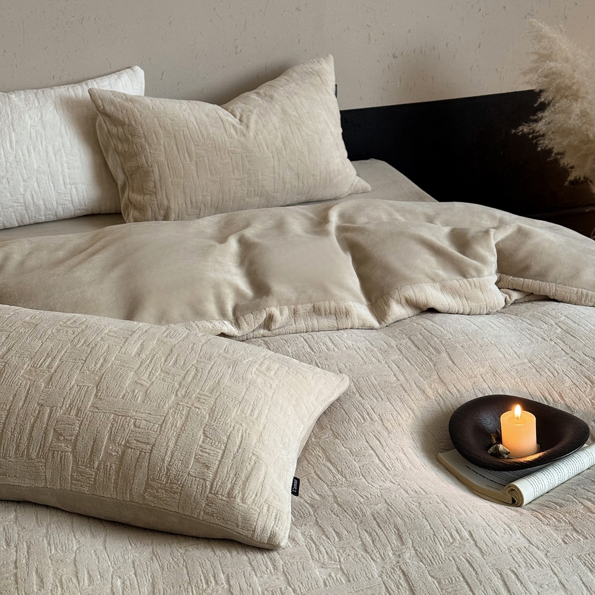 91家纺网 家纺一手货源 找家纺 鹿班家居 2025新款冬季高克重牛奶绒立体雕花系列四件套-罗马假日（标准会员-10元） 罗马假日-米咖