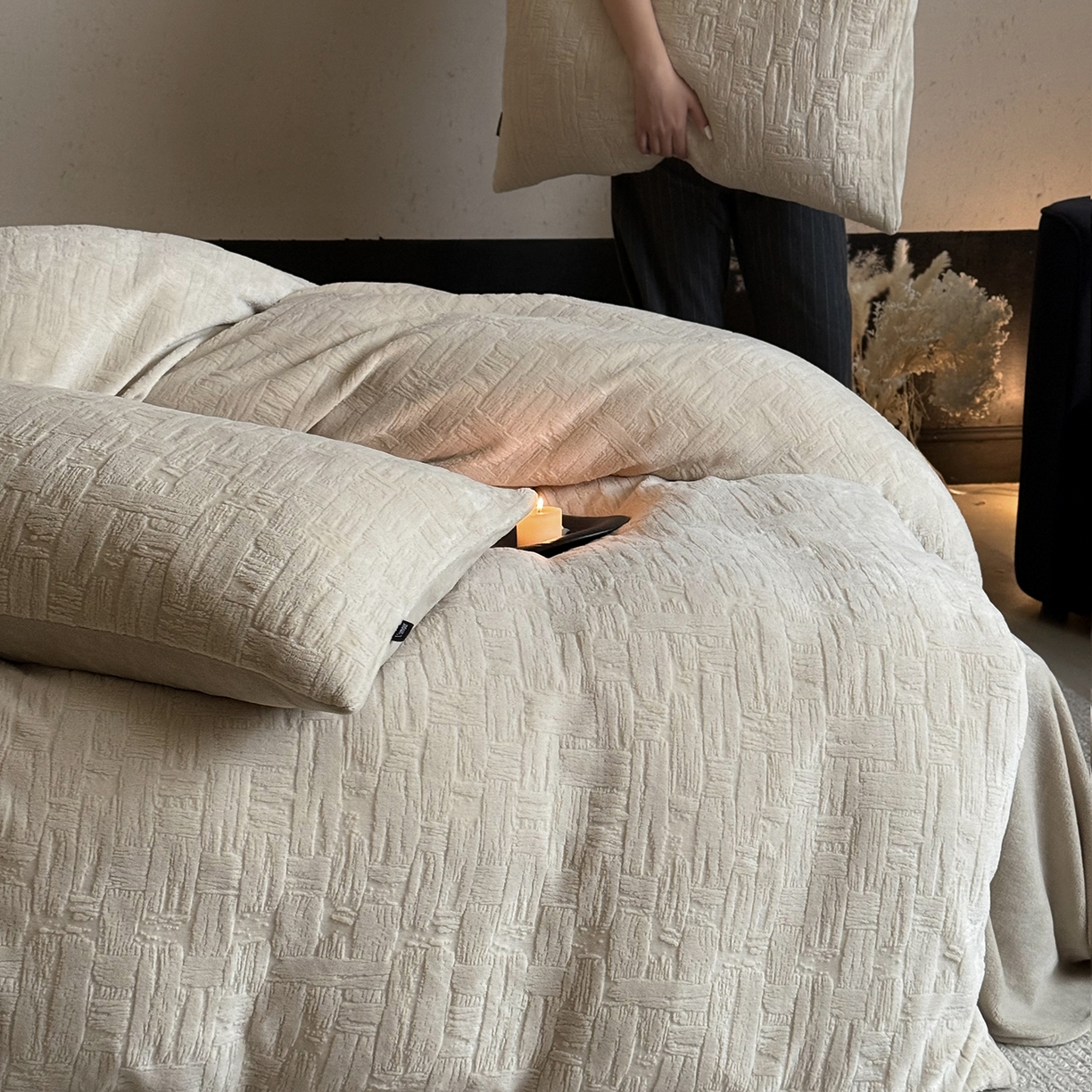 91家纺网 家纺一手货源 找家纺 鹿班家居 2025新款冬季高克重牛奶绒立体雕花系列四件套-罗马假日（标准会员-10元） 罗马假日-米咖