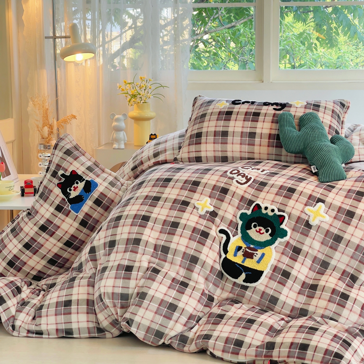 91家纺网 家纺一手货源 找家纺 炫拼家纺 2025新款高克重牛奶绒毛巾绣卡通四件套-可孚系列 可孚-咖啡猫