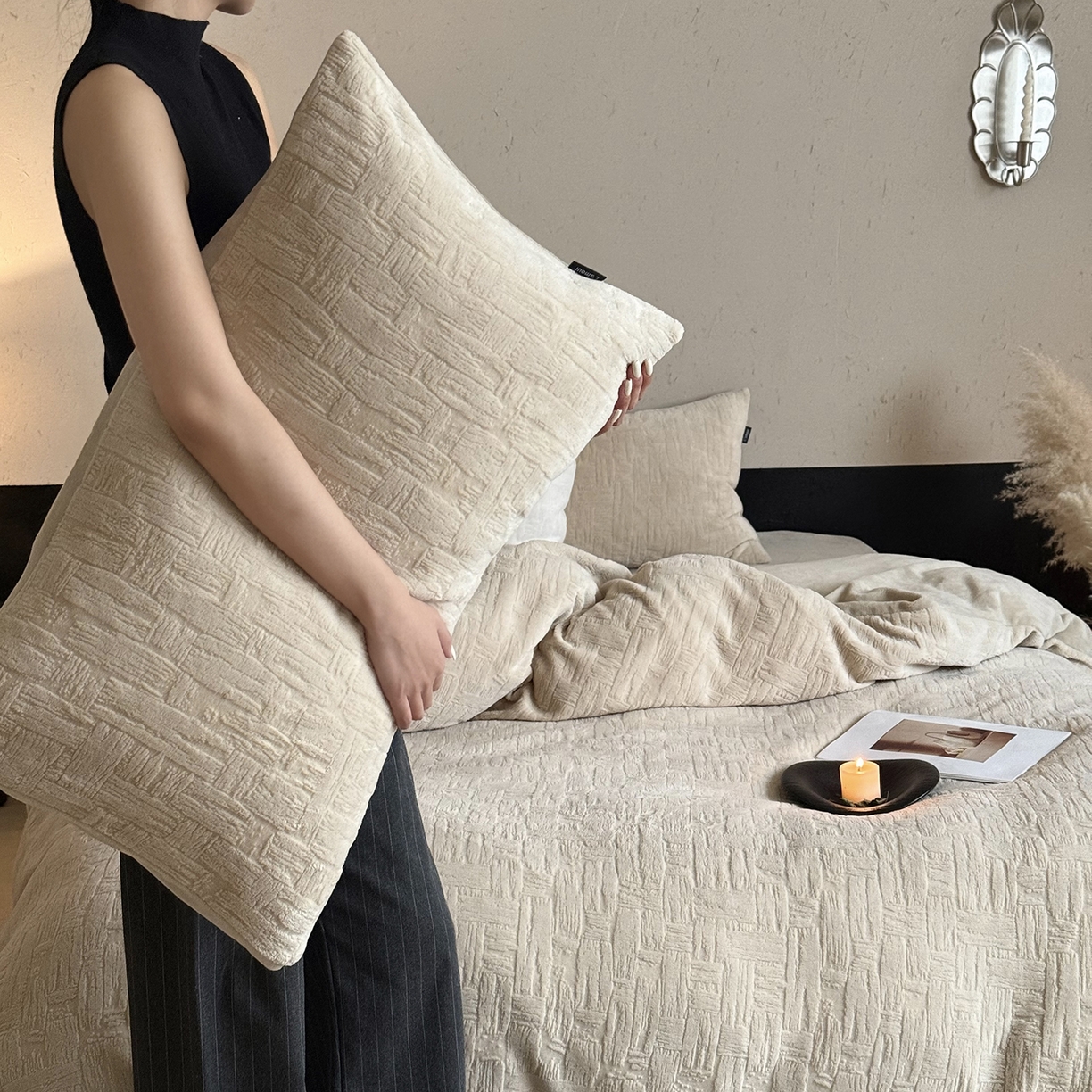 91家纺网 家纺一手货源 找家纺 鹿班家居 2025新款冬季高克重牛奶绒立体雕花系列四件套-罗马假日（标准会员-10元） 罗马假日-米咖