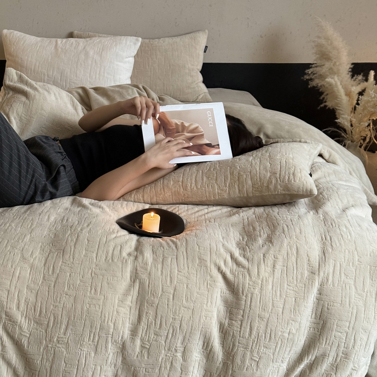 91家纺网 家纺一手货源 找家纺 鹿班家居 2025新款冬季高克重牛奶绒立体雕花系列四件套-罗马假日（标准会员-10元） 罗马假日-米咖