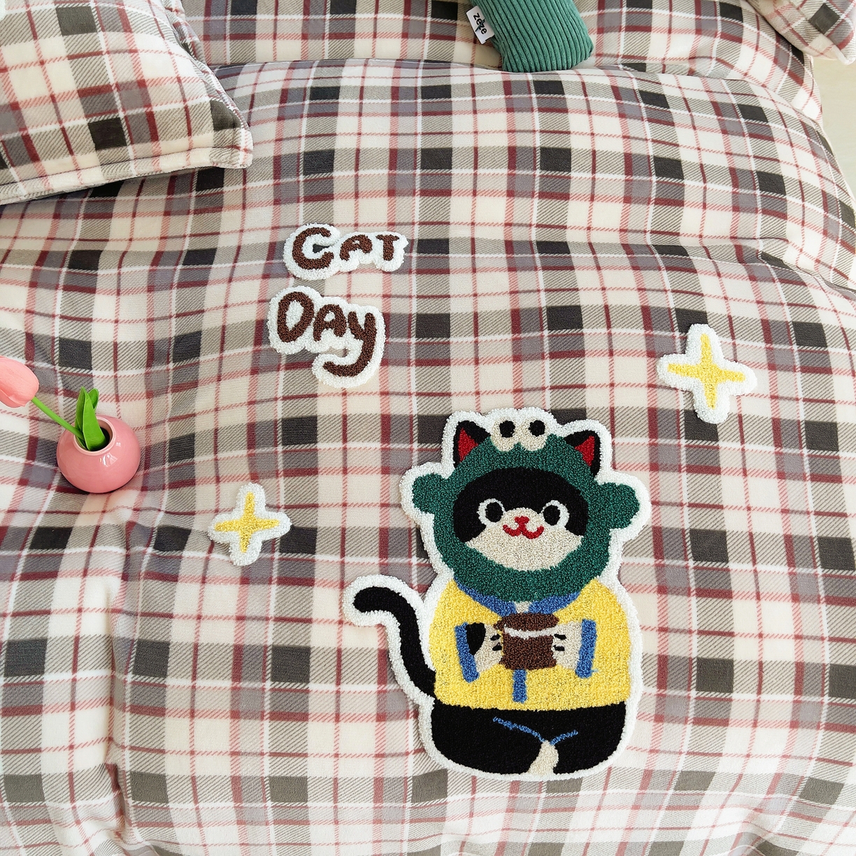 91家纺网 家纺一手货源 找家纺 炫拼家纺 2025新款高克重牛奶绒毛巾绣卡通四件套-可孚系列 可孚-咖啡猫