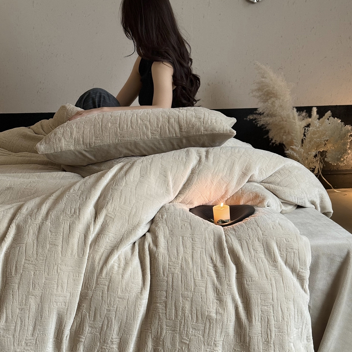 91家纺网 家纺一手货源 找家纺 鹿班家居 2025新款冬季高克重牛奶绒立体雕花系列四件套-罗马假日（标准会员-10元） 罗马假日-米咖