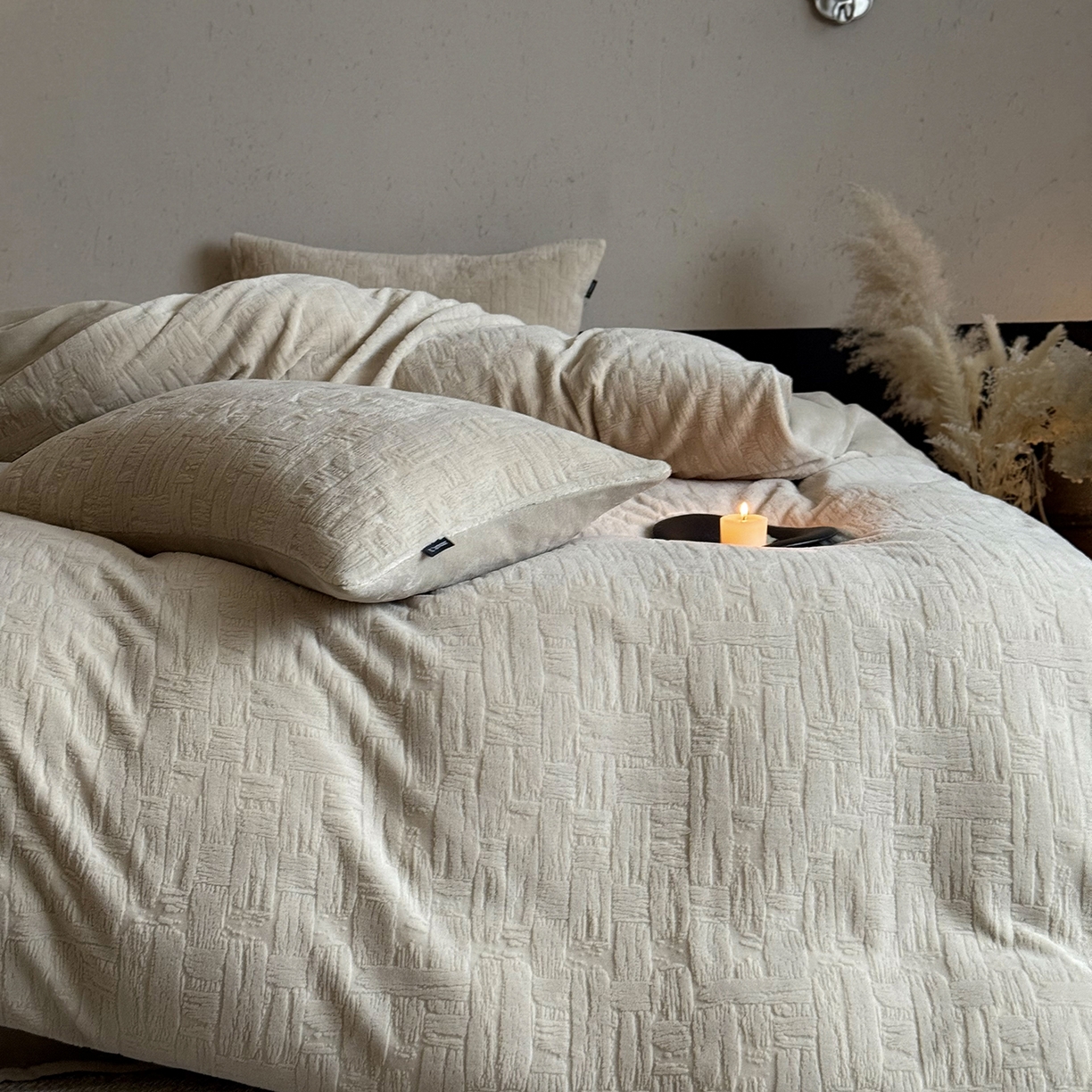 91家纺网 家纺一手货源 找家纺 鹿班家居 2025新款冬季高克重牛奶绒立体雕花系列四件套-罗马假日（标准会员-10元） 罗马假日-米咖