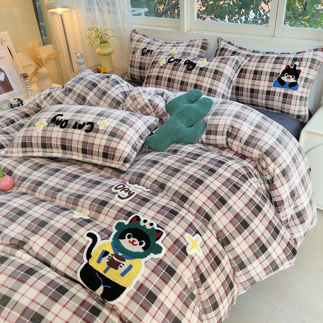 91家纺网 家纺一手货源 找家纺 炫拼家纺 2025新款高克重牛奶绒毛巾绣卡通四件套-可孚系列 可孚-咖啡猫