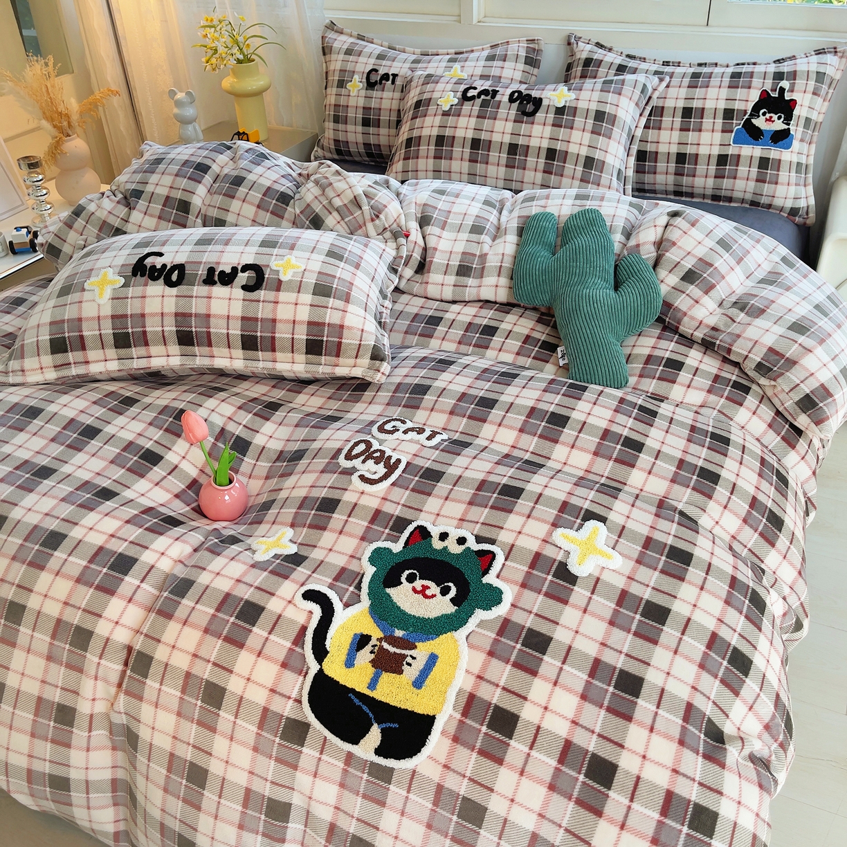 91家纺网 家纺一手货源 找家纺 炫拼家纺 2025新款高克重牛奶绒毛巾绣卡通四件套-可孚系列 可孚-咖啡猫