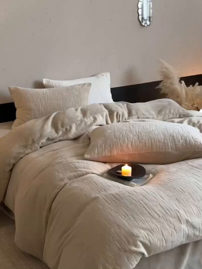 91家纺网 家纺一手货源 找家纺 鹿班家居 2025新款冬季高克重牛奶绒立体雕花系列四件套-罗马假日（标准会员-10元） 罗马假日-米咖