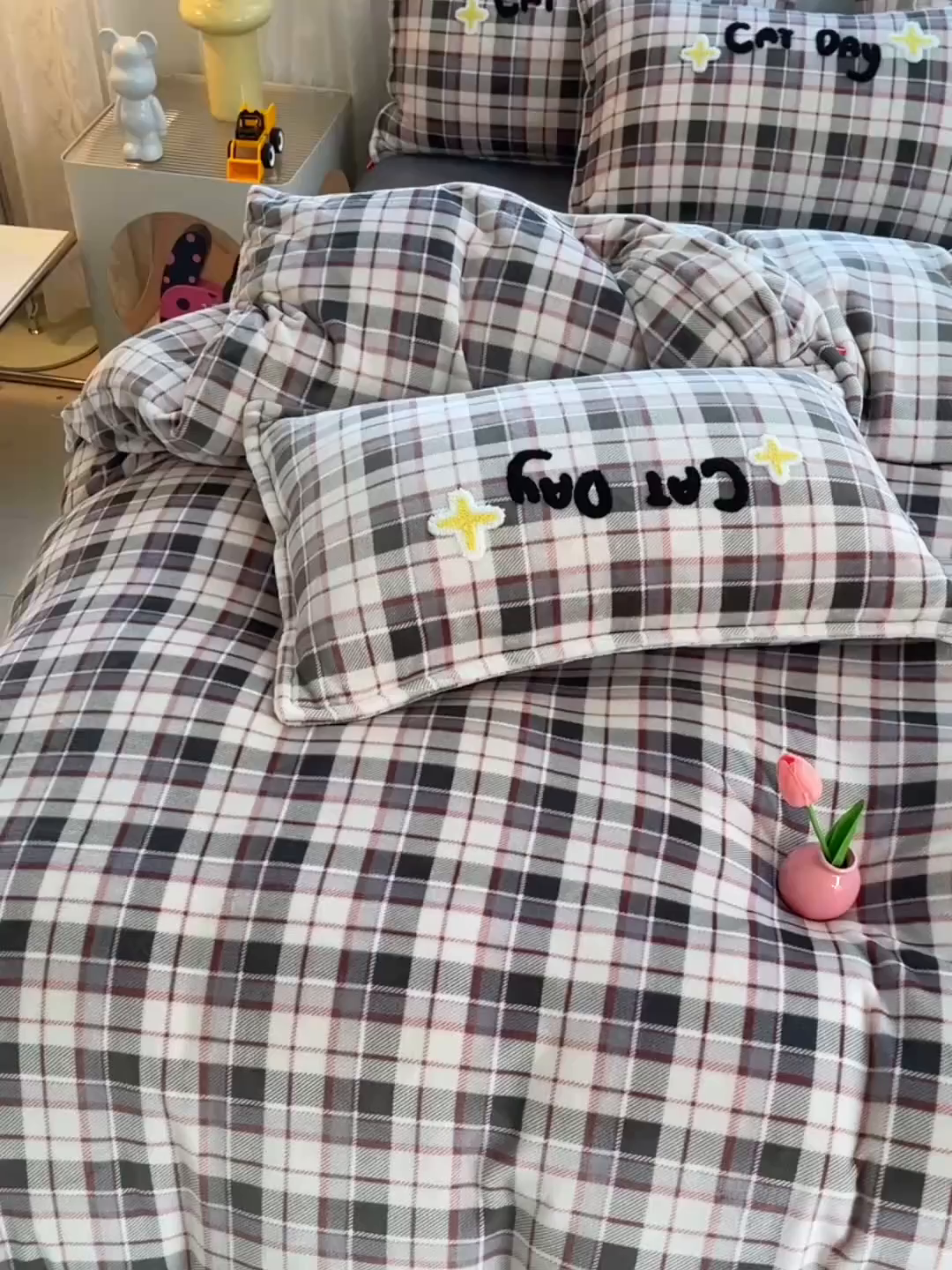 91家纺网 家纺一手货源 找家纺 炫拼家纺 2025新款高克重牛奶绒毛巾绣卡通四件套-可孚系列 可孚-咖啡猫