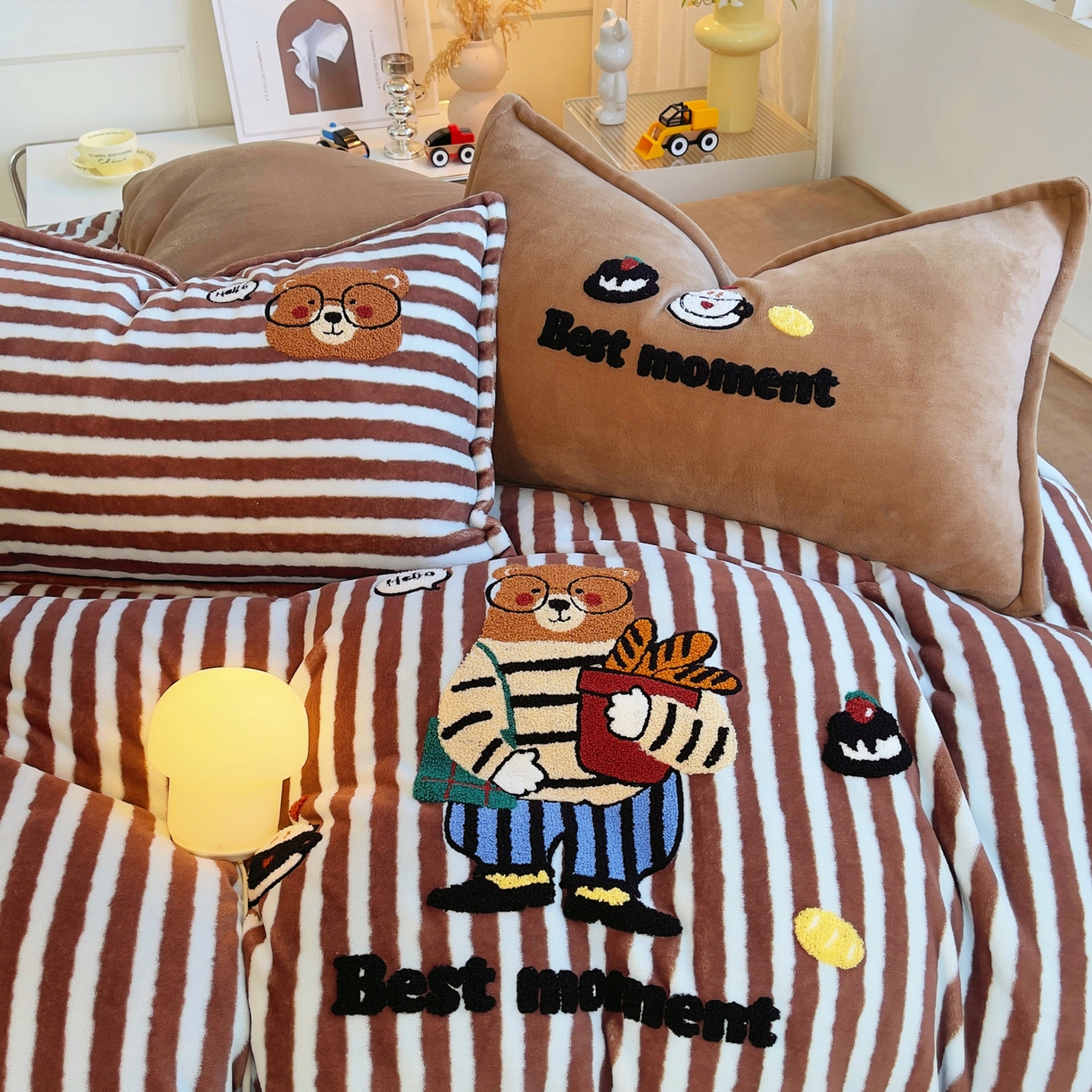 91家纺网 家纺一手货源 找家纺 炫拼家纺 2025新款高克重牛奶绒毛巾绣卡通四件套-可孚系列 可孚-美式熊