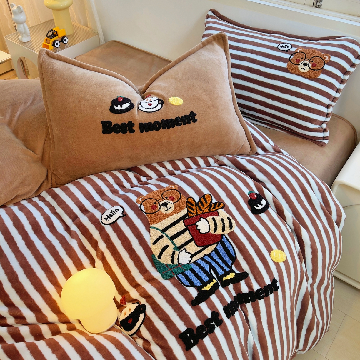 91家纺网 家纺一手货源 找家纺 炫拼家纺 2025新款高克重牛奶绒毛巾绣卡通四件套-可孚系列 可孚-美式熊