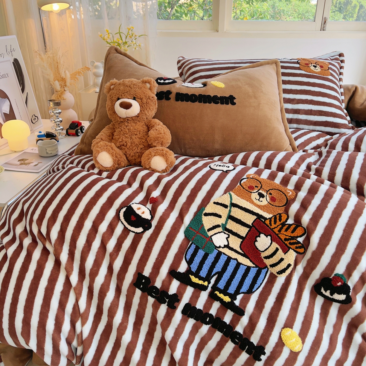 91家纺网 家纺一手货源 找家纺 炫拼家纺 2025新款高克重牛奶绒毛巾绣卡通四件套-可孚系列 可孚-美式熊