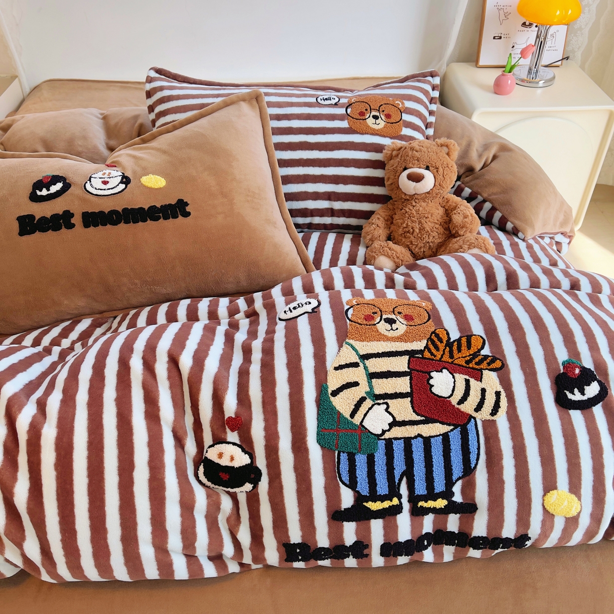 91家纺网 家纺一手货源 找家纺 炫拼家纺 2025新款高克重牛奶绒毛巾绣卡通四件套-可孚系列 可孚-美式熊