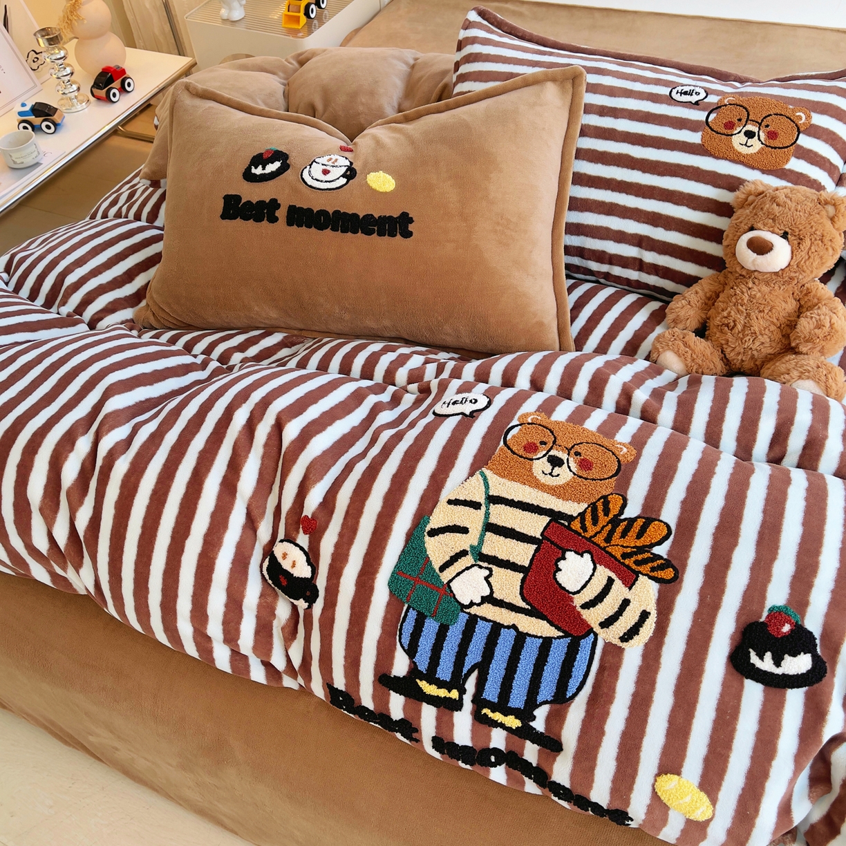 91家纺网 家纺一手货源 找家纺 炫拼家纺 2025新款高克重牛奶绒毛巾绣卡通四件套-可孚系列 可孚-美式熊