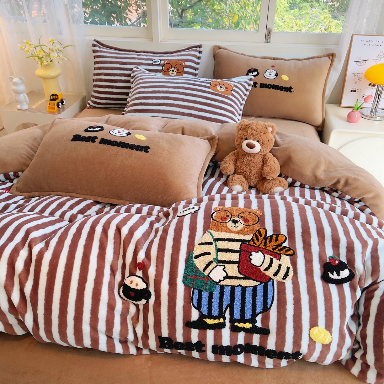 91家纺网 家纺一手货源 找家纺 炫拼家纺 2025新款高克重牛奶绒毛巾绣卡通四件套-可孚系列 可孚-美式熊