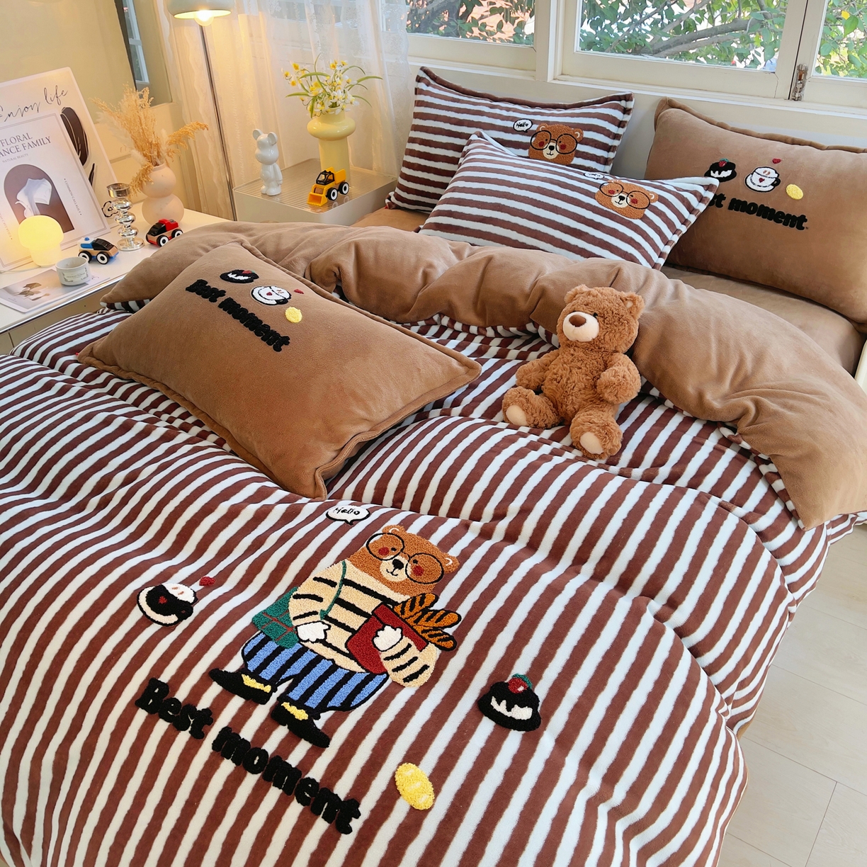 91家纺网 家纺一手货源 找家纺 炫拼家纺 2025新款高克重牛奶绒毛巾绣卡通四件套-可孚系列 可孚-美式熊