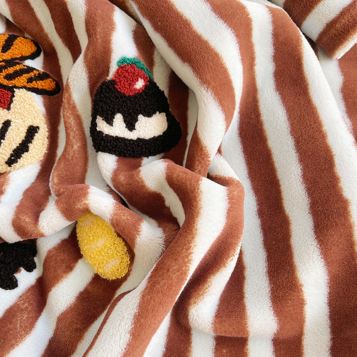 91家纺网 家纺一手货源 找家纺 炫拼家纺 2025新款高克重牛奶绒毛巾绣卡通四件套-可孚系列 可孚-美式熊