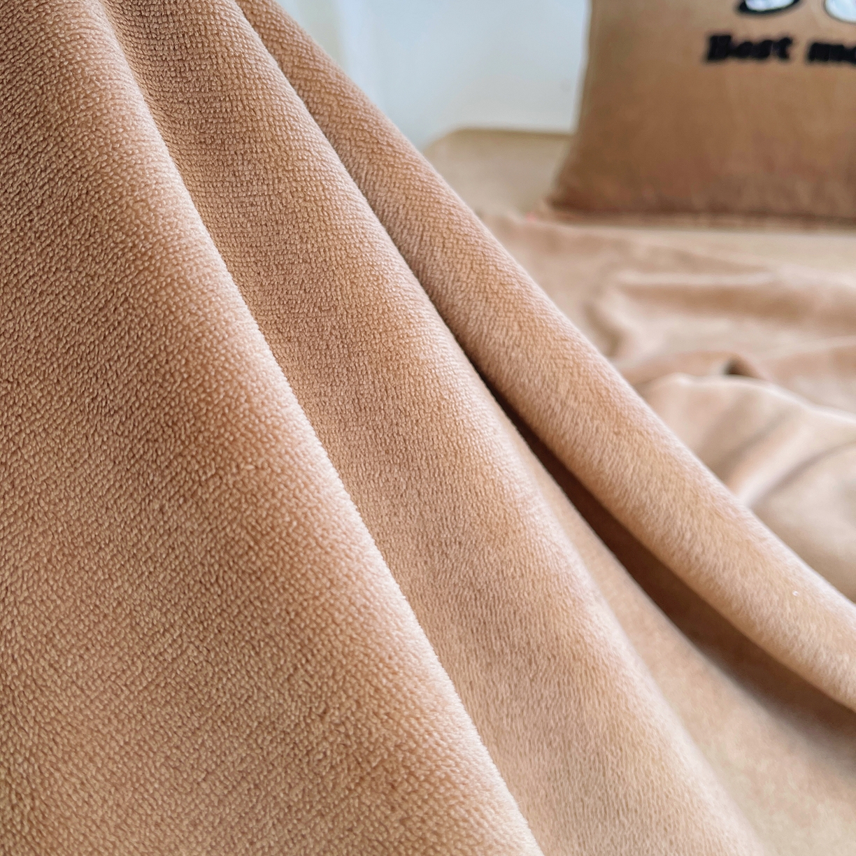 91家纺网 家纺一手货源 找家纺 炫拼家纺 2025新款高克重牛奶绒毛巾绣卡通四件套-可孚系列 可孚-美式熊