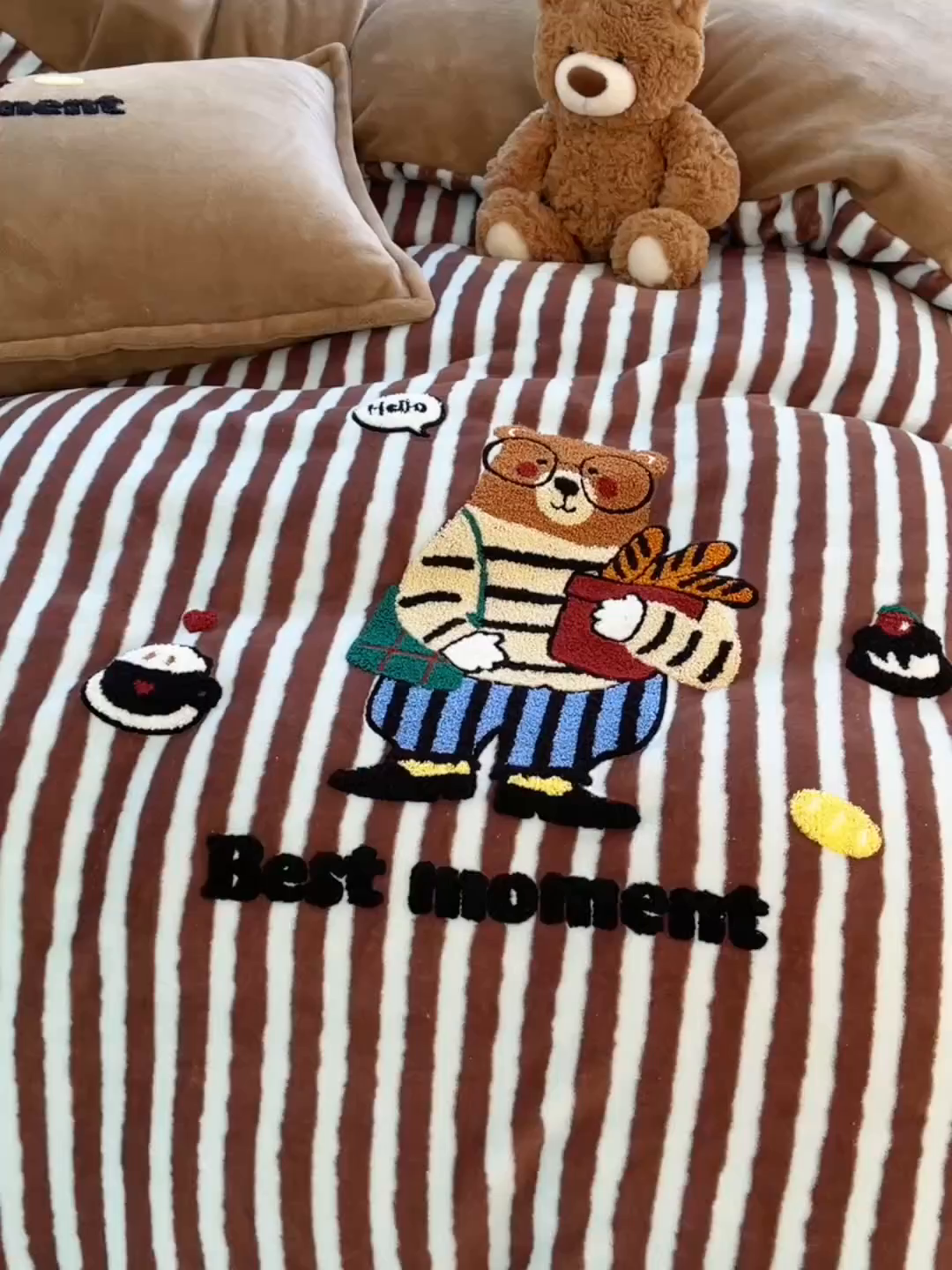 91家纺网 家纺一手货源 找家纺 炫拼家纺 2025新款高克重牛奶绒毛巾绣卡通四件套-可孚系列 可孚-美式熊