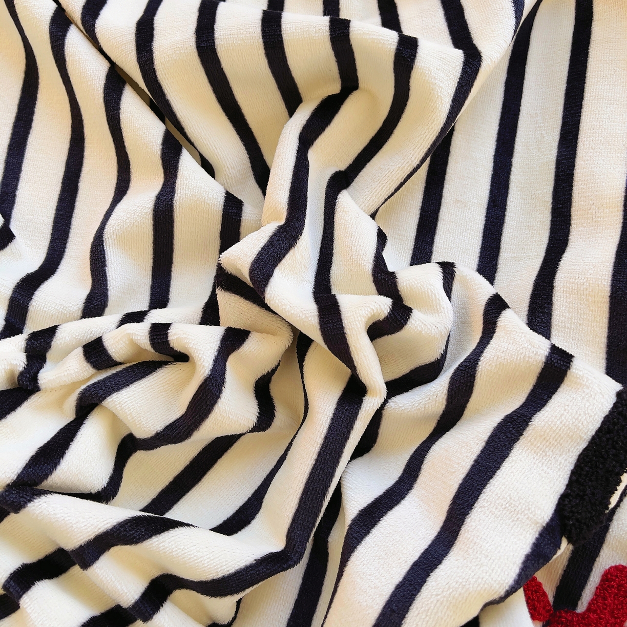 91家纺网 家纺一手货源 找家纺 炫拼家纺 2025新款高克重牛奶绒毛巾绣卡通四件套-可孚系列 可孚-狮王辛巴