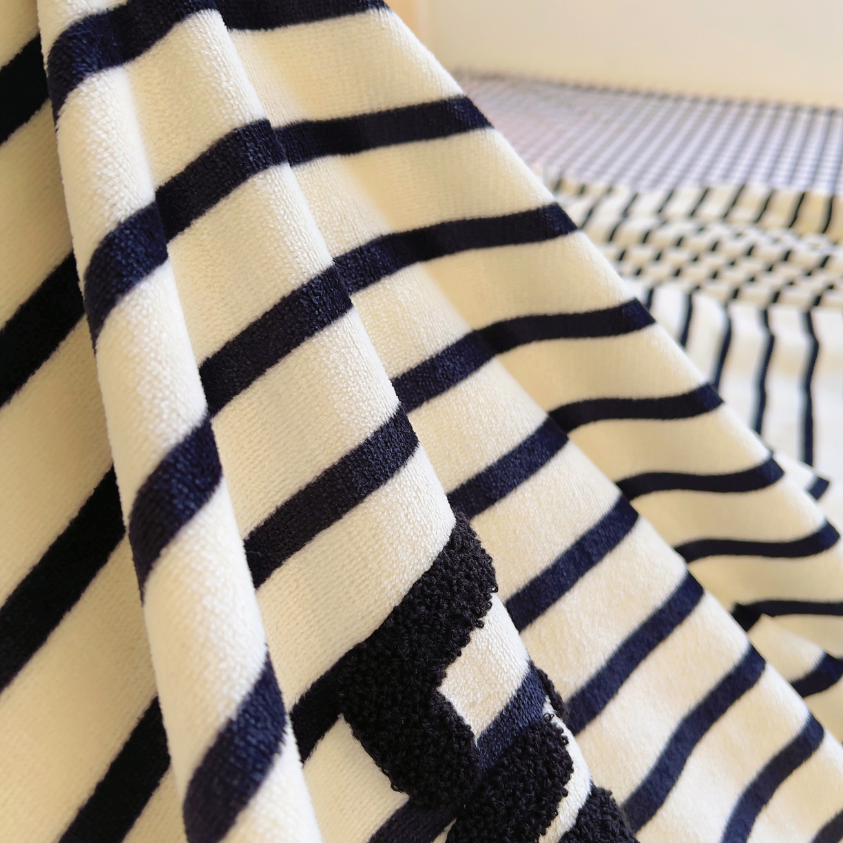 91家纺网 家纺一手货源 找家纺 炫拼家纺 2025新款高克重牛奶绒毛巾绣卡通四件套-可孚系列 可孚-狮王辛巴