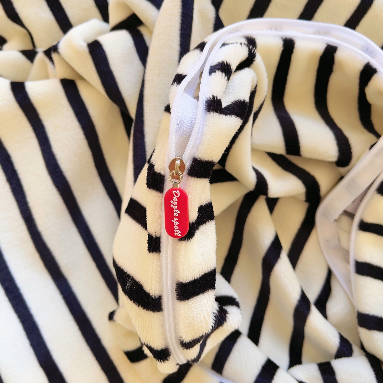 91家纺网 家纺一手货源 找家纺 炫拼家纺 2025新款高克重牛奶绒毛巾绣卡通四件套-可孚系列 可孚-狮王辛巴