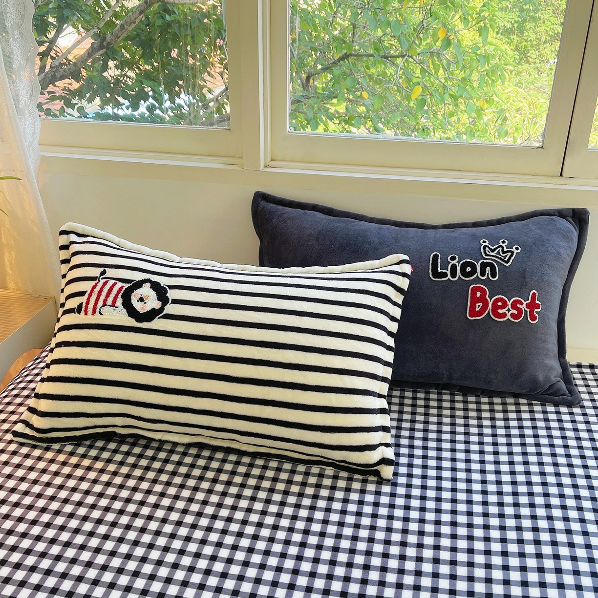 91家纺网 家纺一手货源 找家纺 炫拼家纺 2025新款高克重牛奶绒毛巾绣卡通四件套-可孚系列 可孚-狮王辛巴