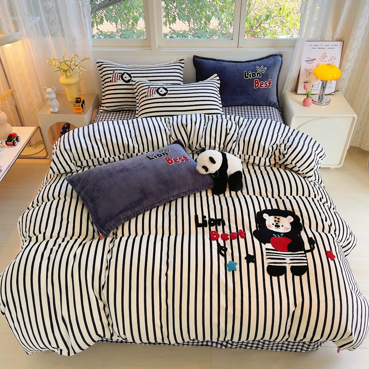 91家纺网 家纺一手货源 找家纺 炫拼家纺 2025新款高克重牛奶绒毛巾绣卡通四件套-可孚系列 可孚-狮王辛巴