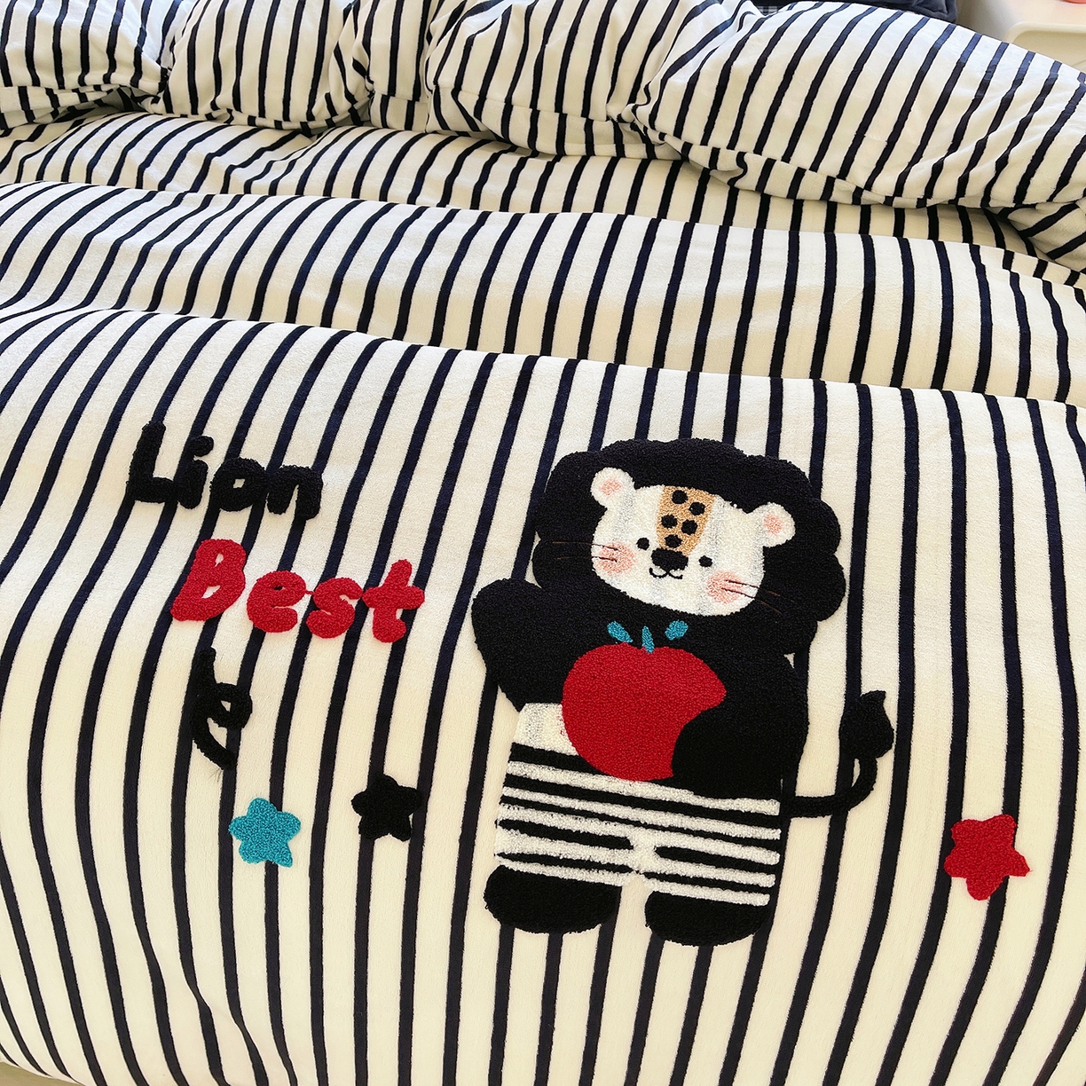 91家纺网 家纺一手货源 找家纺 炫拼家纺 2025新款高克重牛奶绒毛巾绣卡通四件套-可孚系列 可孚-狮王辛巴