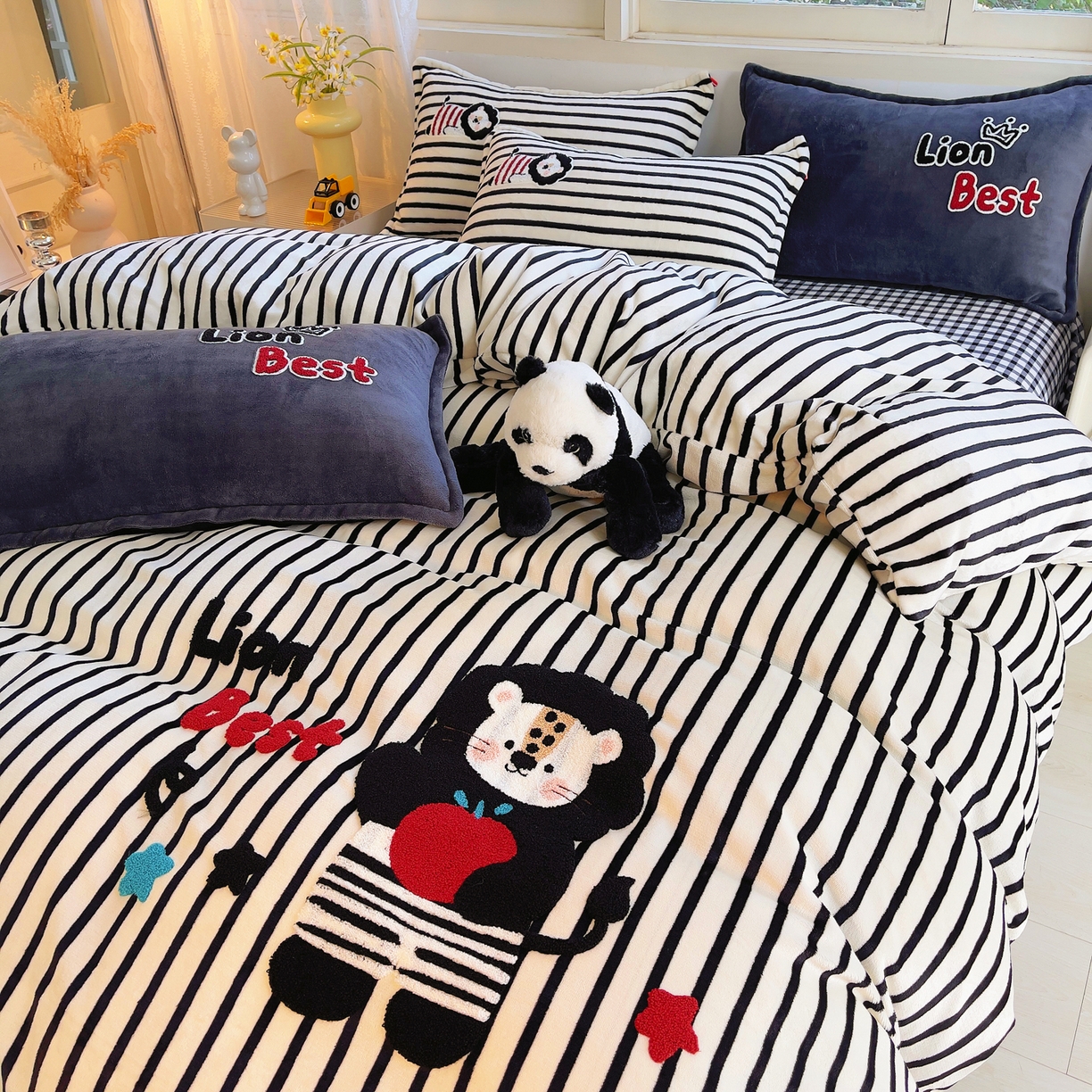 91家纺网 家纺一手货源 找家纺 炫拼家纺 2025新款高克重牛奶绒毛巾绣卡通四件套-可孚系列 可孚-狮王辛巴